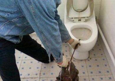 每天都要使用的马桶堵了怎么办？怕什么，这几招帮你轻松解决！